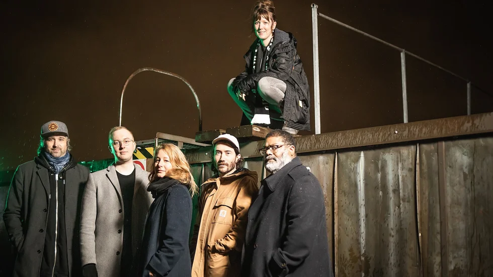 De medverkande regissörerna i SVT:s och Filminstitutets kortfilmssatsning 2121. Från vänster till höger: Patrik Eklund, Jerry Carlsson, Beata Gårdeler, Hugo Lilja, Pella Kågerman (sittande) och Baker Karim. 