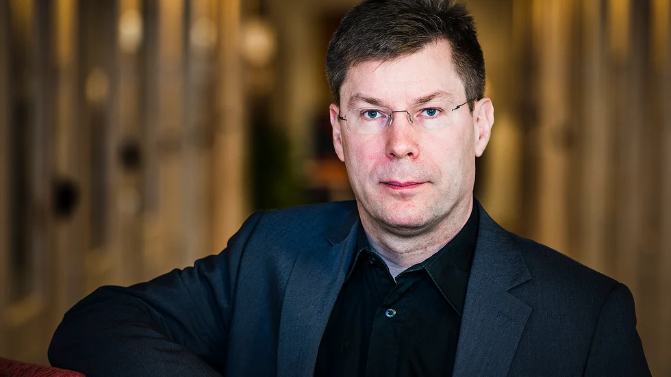Carl Stanley är en av den nya generationens mest framträdande komiker. Nu är han aktuell med sin turné "Född 1996" i Norrköping och Linköping.