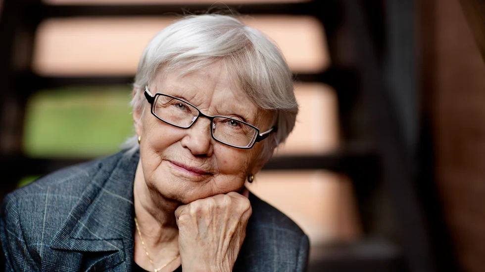 Anita Salomonsson (född 1935) kommer som så många andra stora berättare (P.O. Enquist, Kurt Salomonson) från den magiska författarbyn Hjoggböle i Västerbotten. Hon debuterade 1994 med "Änglabilder".