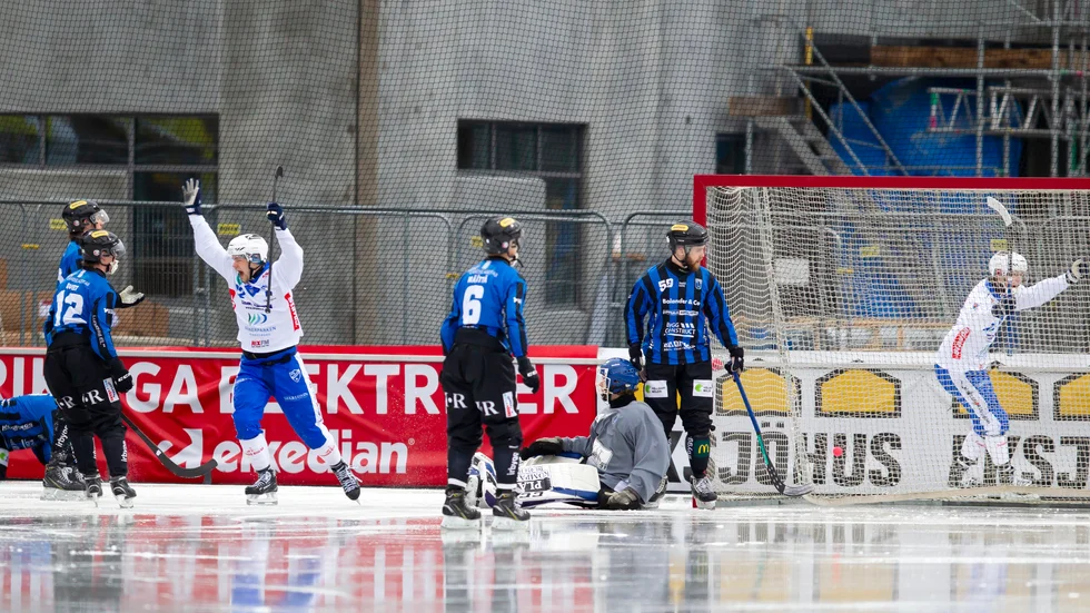 Vänersborgs drömstart på Studenternas. Emil Viklund jublar efter sitt 1-0-mål redan efter en dryg minut. Sirius kunde inte resa sig efter detta och nu blir det kvalserien.