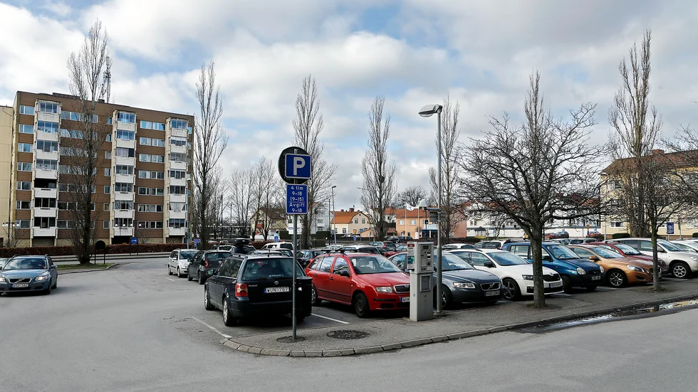 Enköpings HF fick bara med sig en poäng efter ett sent mål i derbyt mot Uppsala.