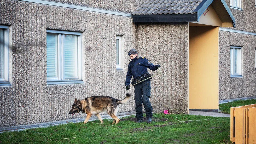 Polisen fortsätter med den tekniska undersökningen under fredagen. 