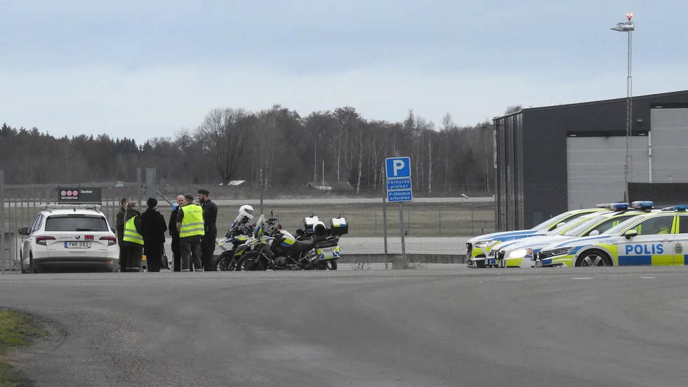 Skylten Eurostop vid Arlandastad monteras ned.