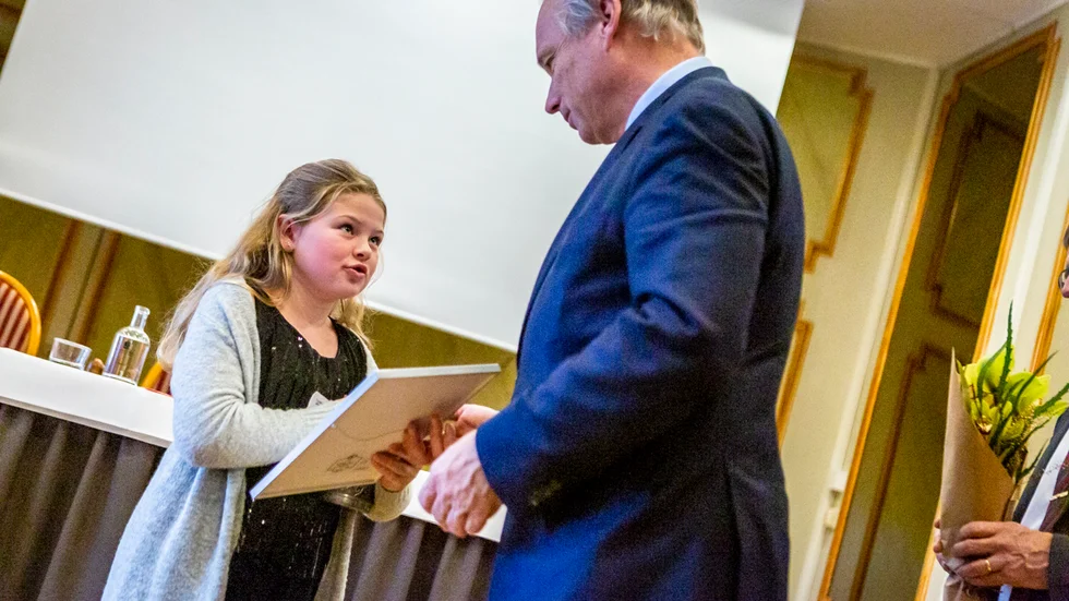 Ebba Persson, som yngst i hela vinnarskaran fick ta emot Thomas Båtelssons vandringspris för god hästuppvisning av Landshövding Anders Flanking.