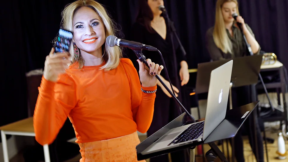 Fredagen den 29 november är det premiärdags för Hanna Lindblad, körtjejerna Martine och Johanne Rishaug Hellman tillsammans med Motala Storband i Folkets hus. 