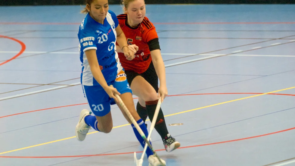 Onyx Ida Johansson och IFK Gnestas Natalia Uribe i hård kamp om bollen i matchen som spelades i Ramdalshallen i Oxelösund.