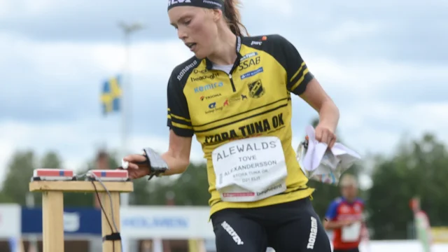 Bragdmedaljören var en segermaskin i år. Tove Alexandersson stämplar in vid målet i Grosvad efter den första av de fem O-ringenetapperna. 