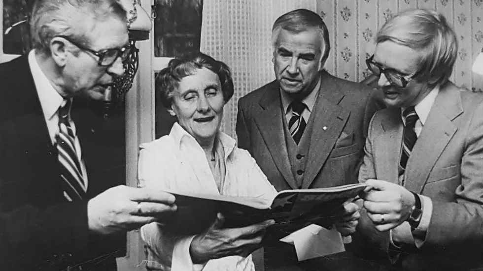 9 november 1978 och Astrid Lindgren tar emot Vimmerbys rotaryförening i sitt barndomshem i Vimmerby. Här omges hon av presidenten Nils Bergström, Lennart Wenström och Eine Pehrson.