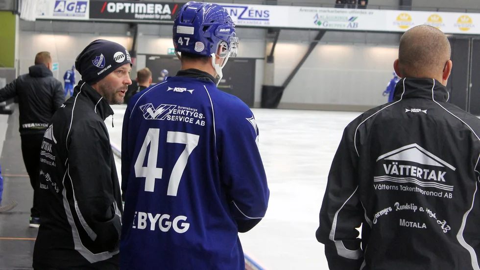 IFK Motalas tränare Mattias Sjöholm i samspråk på bänken, med spelaren Anders Persson och lagledaren Björn Beckne. IFK åkte ur Svenska cupen på lördagen, men vann sista matchen mot Sandviken.