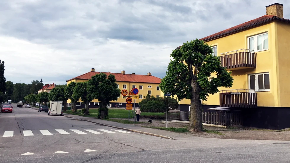 Det är mellan de befintliga husen längs med Nygatan som nya bostäder planeras. Det överklagade bygglovet gäller ett radhus på fastigheten Rättaren 5. Även på Rättaren 4, som syns på bilden från 2017, finns möjlighet till nybygge.