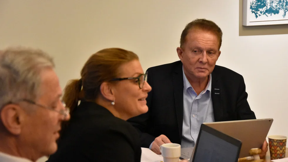 Regionrådet Linda Frohm (M) tror att det i grunden behövs ett förändrat resebeteende för att komma åt de skenande taxikostnaderna. "Den ökade avgiften kommer inte ge de stora pengarna", säger hon.