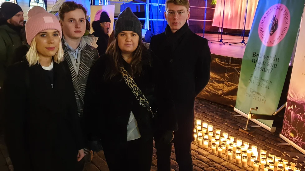 Några av dem som besökte ljusmanifestationen var Viktoria Sköld, 21, Theodore Johansson, 20, Matilda Ekeblad, 23, och John Weinerhall,  24.