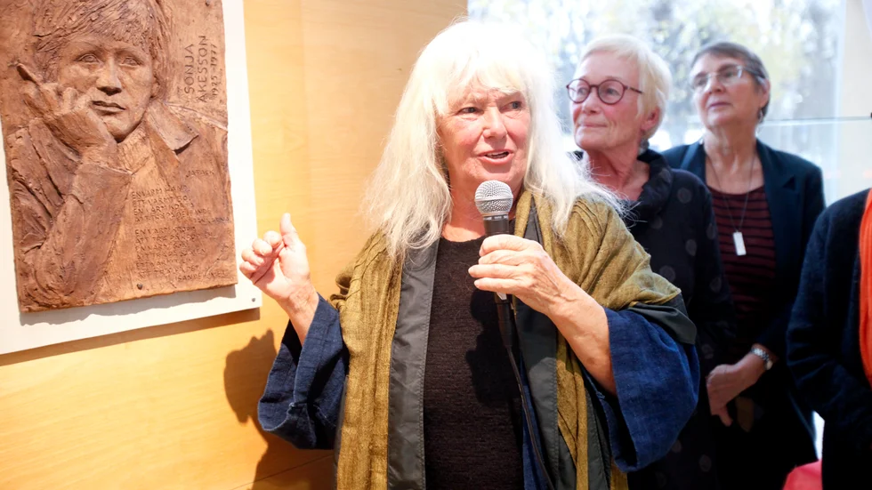 Det är den gotländska konstnären Helena Andreeff-Laurin som förevigat Sonja Åkesson på Almedalsbiblioteket. I bakgrunden: Gunilla Forsén och Gunilla Boëthius.