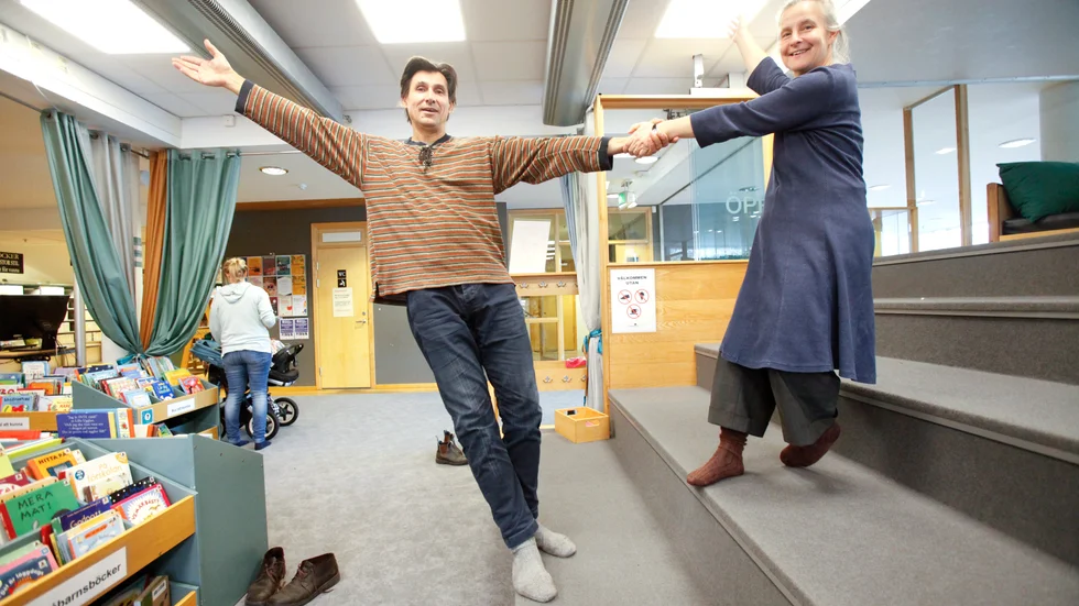 Under året har Wolfgang och Anna E Weiser turnerat med föreställningen och projektet JonglÖra-BalansÖra, som försöker återupprätta den fysiska kontakten mellan människor.