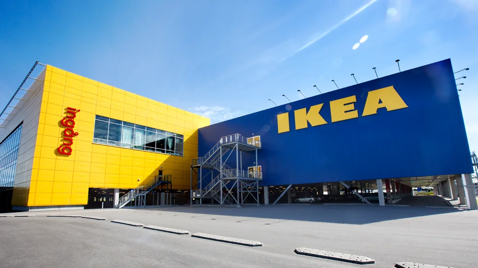 En efterlyst man påträffades på Ikeas sängavdelning på onsdagen.