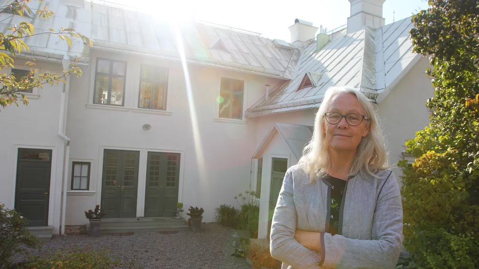 Caharina Nordh framför huset i Flen där hon bor. Hon kom till Flen 2011 och har inga intentioner på att lämna.