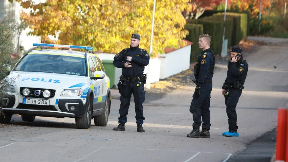 Polisen har spärrat av ett hus i Berg efter misstankar om att ett grovt rån har skett. 