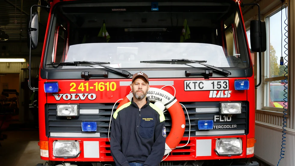 Samuel Rönnbrink, platschef vid brandvärnet i Ärla. "Vi ska vara på rull inom nio minuter men oftast är vi på väg efter fem minuter", säger han.