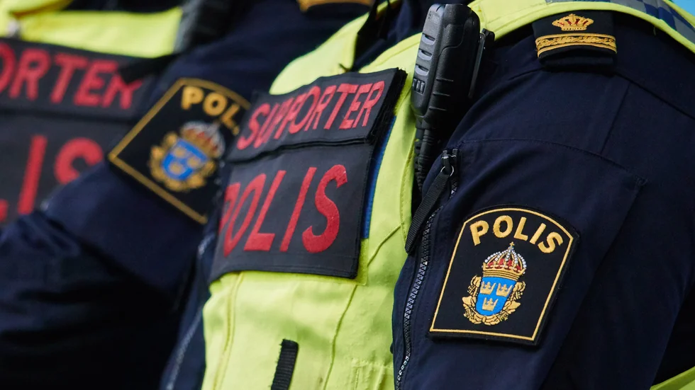Det är orimligt att poliser ska bevaka fotbollsmatcher, skriver Monica Edlén.