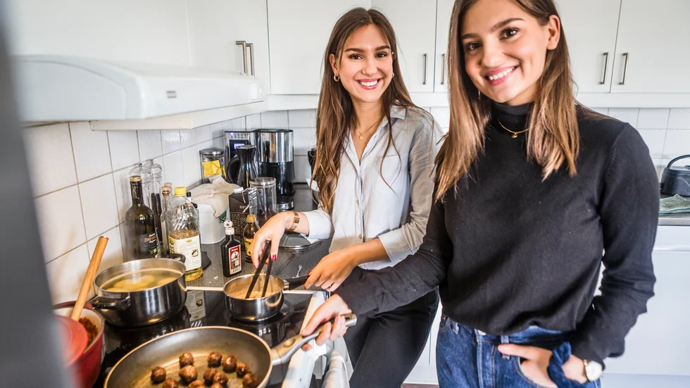 Tvillingarna Emma och Amelia Oller Westerberg får Elna Tenow-priset för kontot Vegansk Matlåda.