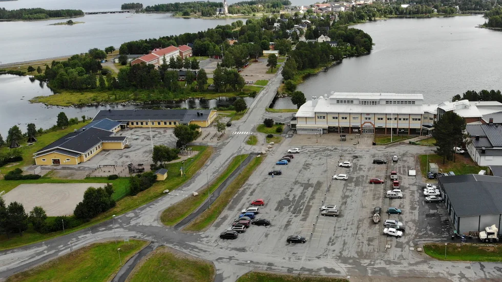 En person som blivit påkörd på en verkstad fick föras till sjukhus.