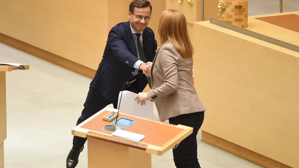 Januaripartierna, i synnerhet C, bör ödmjukt lyssna in oppositionskritiken.   