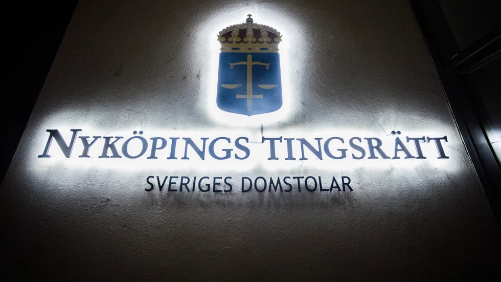 Tingsrätten fäller mannen för narkotikabrott, men friar honom för hot och misshandel mot en kvinna.