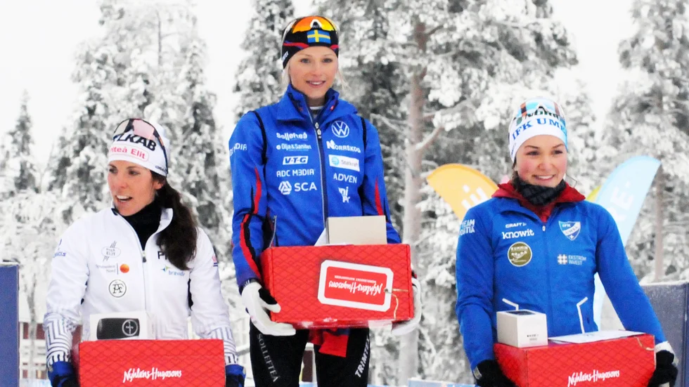 Prispallen i damernas premiärlopp bestod av Frida Karlsson, etta, Charlotte Kalla, tvåa, och Moa Lundgren, till höger trea.