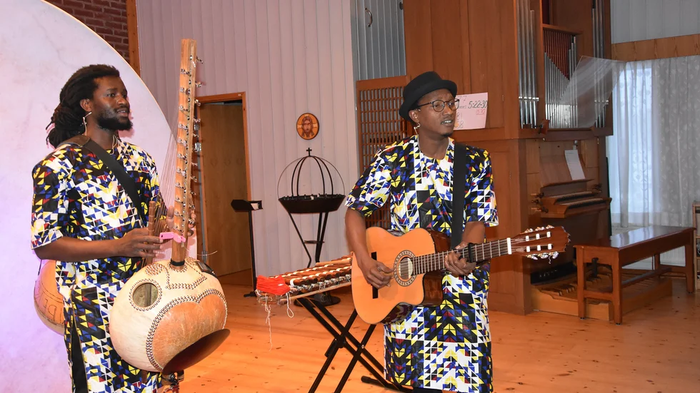 Tapha Ndiongue och Assane Sane berättade en folksaga för barn. 