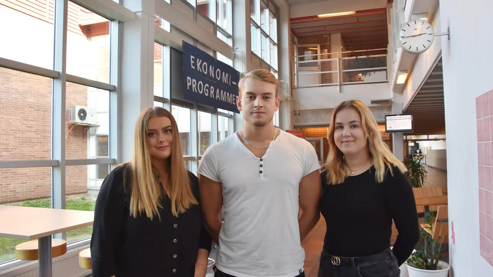Emma Karlman, Hampus Johansson och Hanna Eriksson har startat UF-företaget Reinvented Clothes.