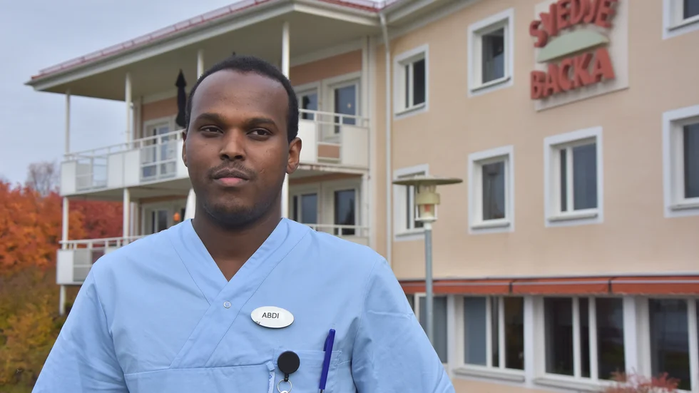 Abdulnasir  "Abdi" Mohammed kommer från Somalia och har bott sju år i Sverige. På frågan varför han kallas Abdi förklarar han att svenskar brukar ha svårt att uttala hans namn, speciellt de äldre som han jobbar med. 