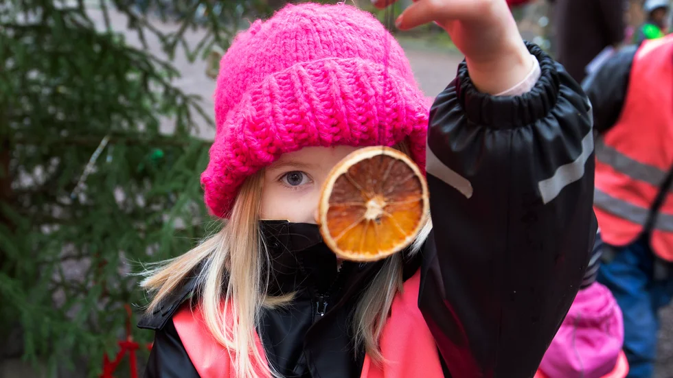 Lilly Gauffin, fem år, är ett av barnen som bidragit med mångfaldspynt till julgranarna. 