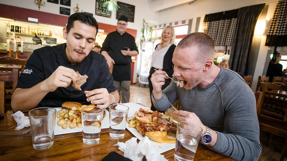 Kocken Carlos Ochoa utmanades av boxaren Simon Engström i att äta hamburgare.