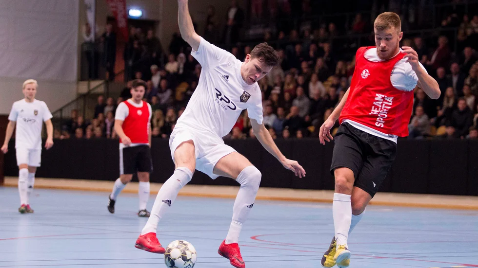 Renato Rako spelar för Motala AIF C, "Rör på den" i 2019 års herrfinal av Boren futsal cup. Det blev 0-1 mot IFK Nyköping i sudden death. 67 lag spelar nu BFC 2020.