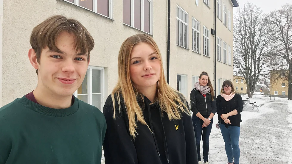 Eleverna Oskar Mejyr och Lizen Palmer, i bakgrunden syns lärarna Mimmi Klemets och Lisa Dahlin. 
