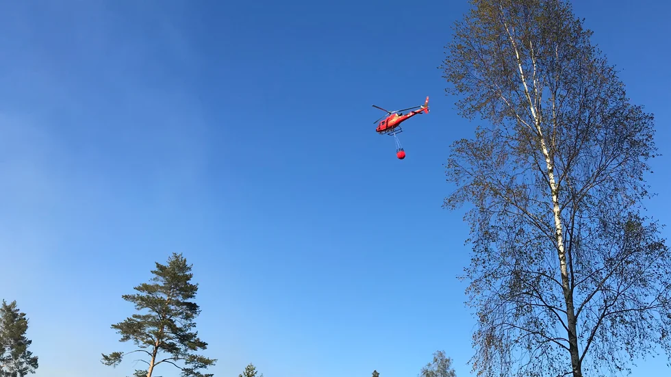 Bland annat helikopter kallades in för att bekämpa branden.