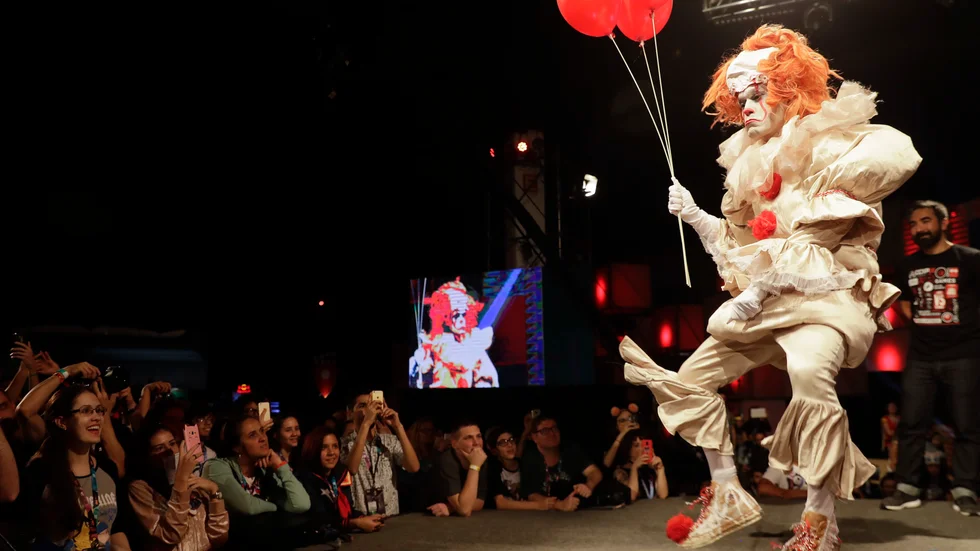 Clowner som artister blev oskyldigt drabbade när clownhysterin i samband med filmen It regerade för tre år sedan, menar skribenten. På bilden en utklädd till clownen Pennywise från aktuella film.