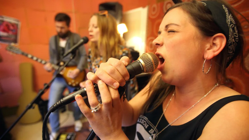 Ida Andersson Band har gett ut en samling med 13 blueslåtar på Spotify, från en hyllningskonsert till kvinnlig rösträtt. På bilden Ida Andersson, Fia Nordström och Christopher-Robin Maurin.
