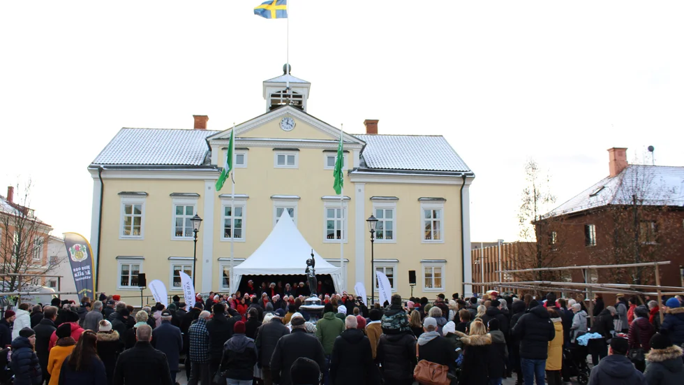 Trots kyla bjöd första advent på sol. Många människor lockades till torget för att lyssna på julsånger framförda av Joyvoice.