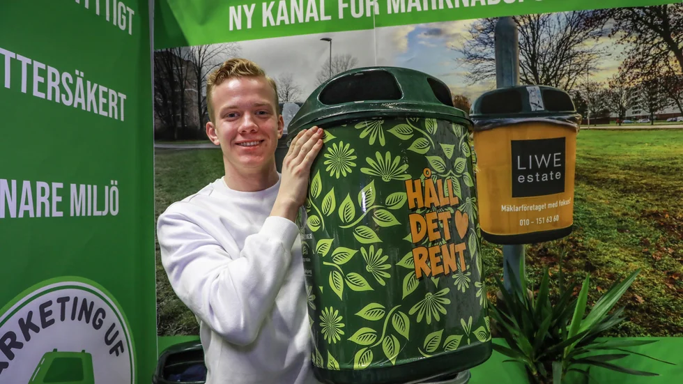  "Vi renoverar de kommunala papperskorgarna. Den vandaliserade tas ner och körs till ett tryckeri. Där monteras ett laminat på korgen som sen sätts upp på samma ställe igen" säger Eric Carlqvist.