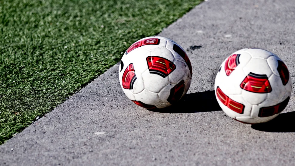 Grannen blev rejält sur i samband med att en fotboll sparkades över av några barn. 