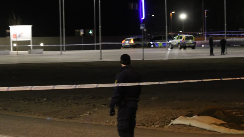 Polis avlossade skott mot en misstänkt bilrånare vid Gränbystaden på lördagskvällen. 