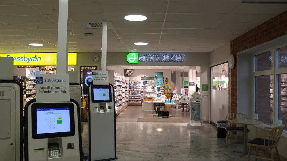 Apoteket, här på Vrinnevisjukhuset, har haft slut på munskydd i flera veckor.