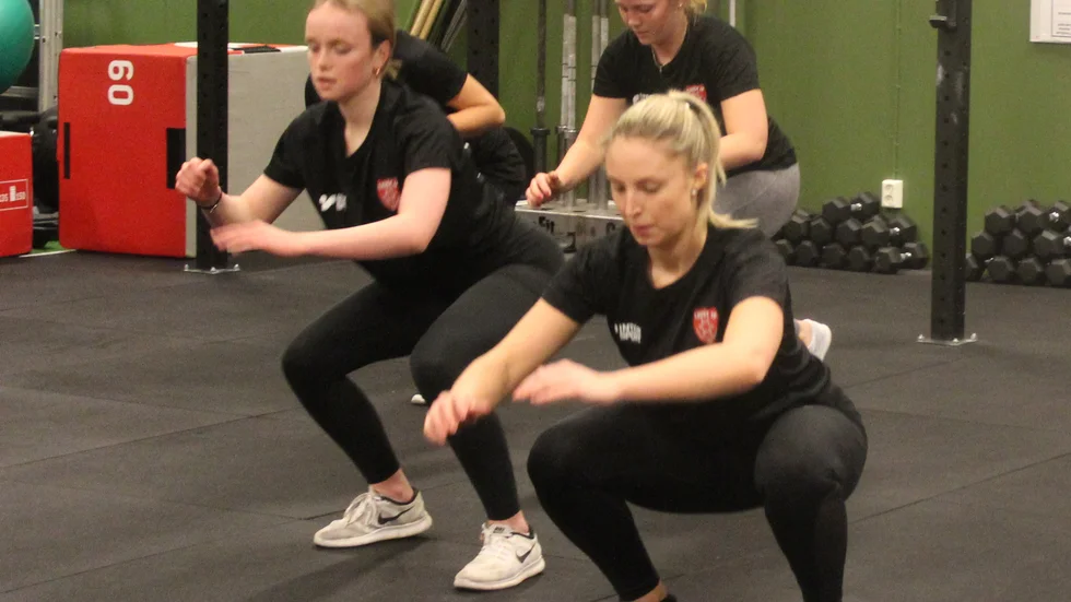 Djupa knäböjd var det som gällde för Karolina Axelsson, bakom Gabriella Krüger och Ebba Kymer Ragnarsson.