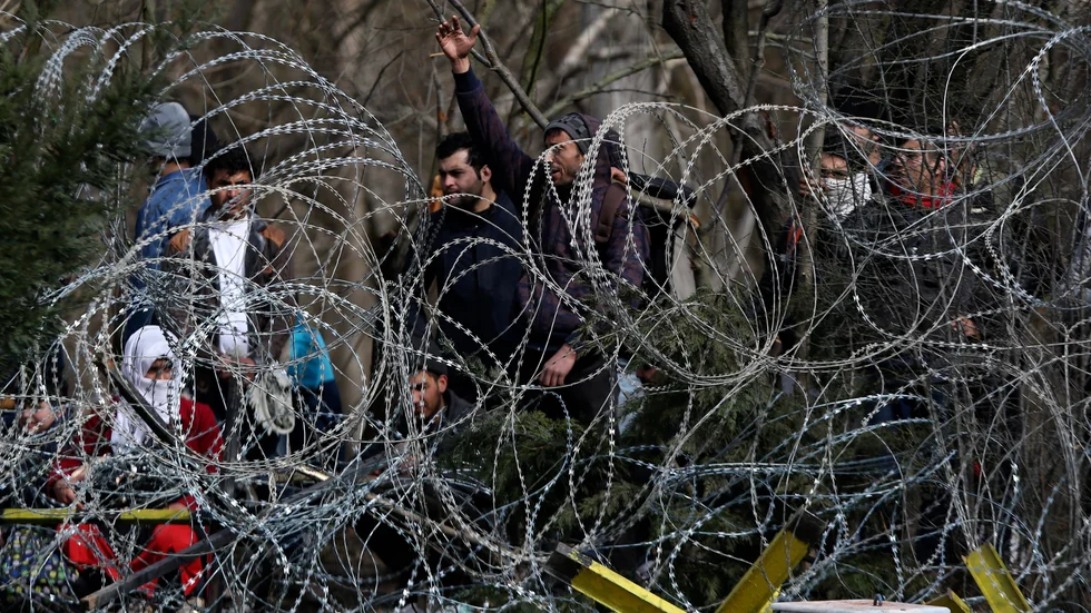 Skaror av migranter blir fösta från Turkiet mot passagerna in i Grekland. EU-staternas syn på yttre gräns, samt hur asylrätten ska hanteras där, ställs på sin spets.
