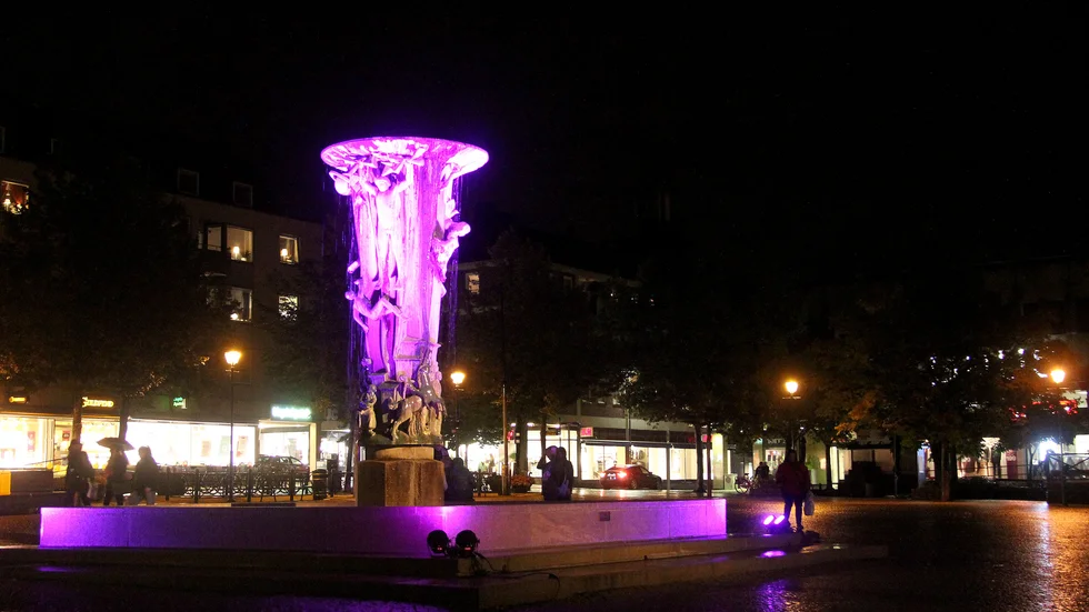 Tjejkvällen i centrum är viktig för handeln men nu skjuts den upp på grund av Corona.