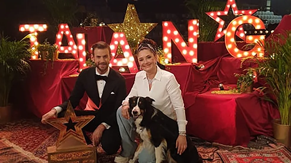 Lizette Olausson och Lotus tillsammans med programledaren Pär Lernström efter att Vingåkersduon vunnit Talang 2020 och en halv miljon kronor.