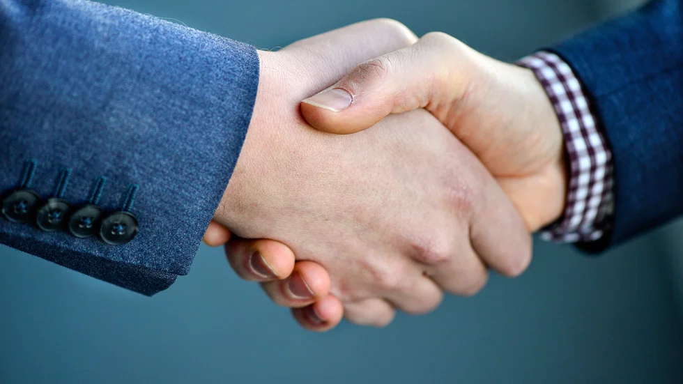 I Sverige har vi kommit överens om att lön inte ska regleras i lag, utan att vi, fackföreningar och arbetsgivare, som verkar på arbetsmarknaden vet bäst vilka villkor som ska sättas för våra respektive branscher.