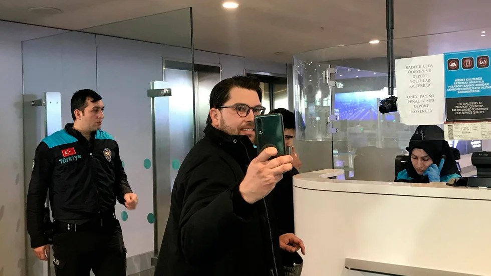 Sverigedemokraternas partiledare Jimmie Åkesson på väg hem från Turkiet efter att ha delat ut flygblad till de flyende massorna med budskapet att Sverige inte har plats för fler flyktingar, ett beteende som upprör krönikör Kerstin Anttila.