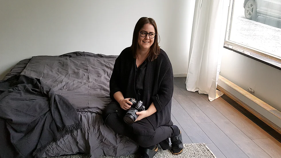 Malin Nahlén i den del av studion där hon använder sig av dagsljus som enda ljuskälla.